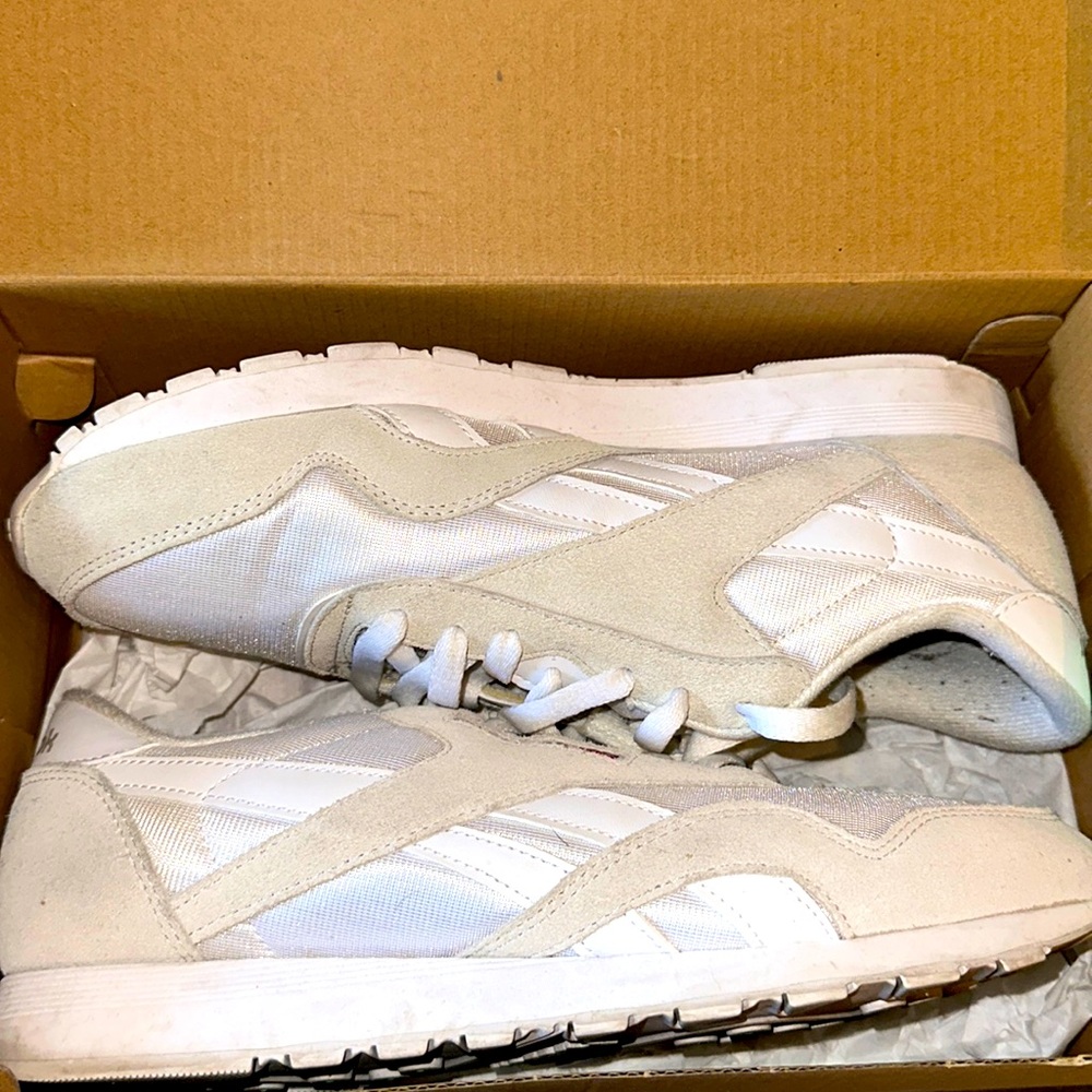 REEBOK CLASSIC comes in it’s original box